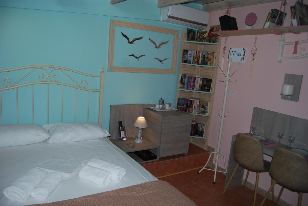 Luxury Traditional Room The Small Bookstore Kastro-Kyllini Екстер'єр фото